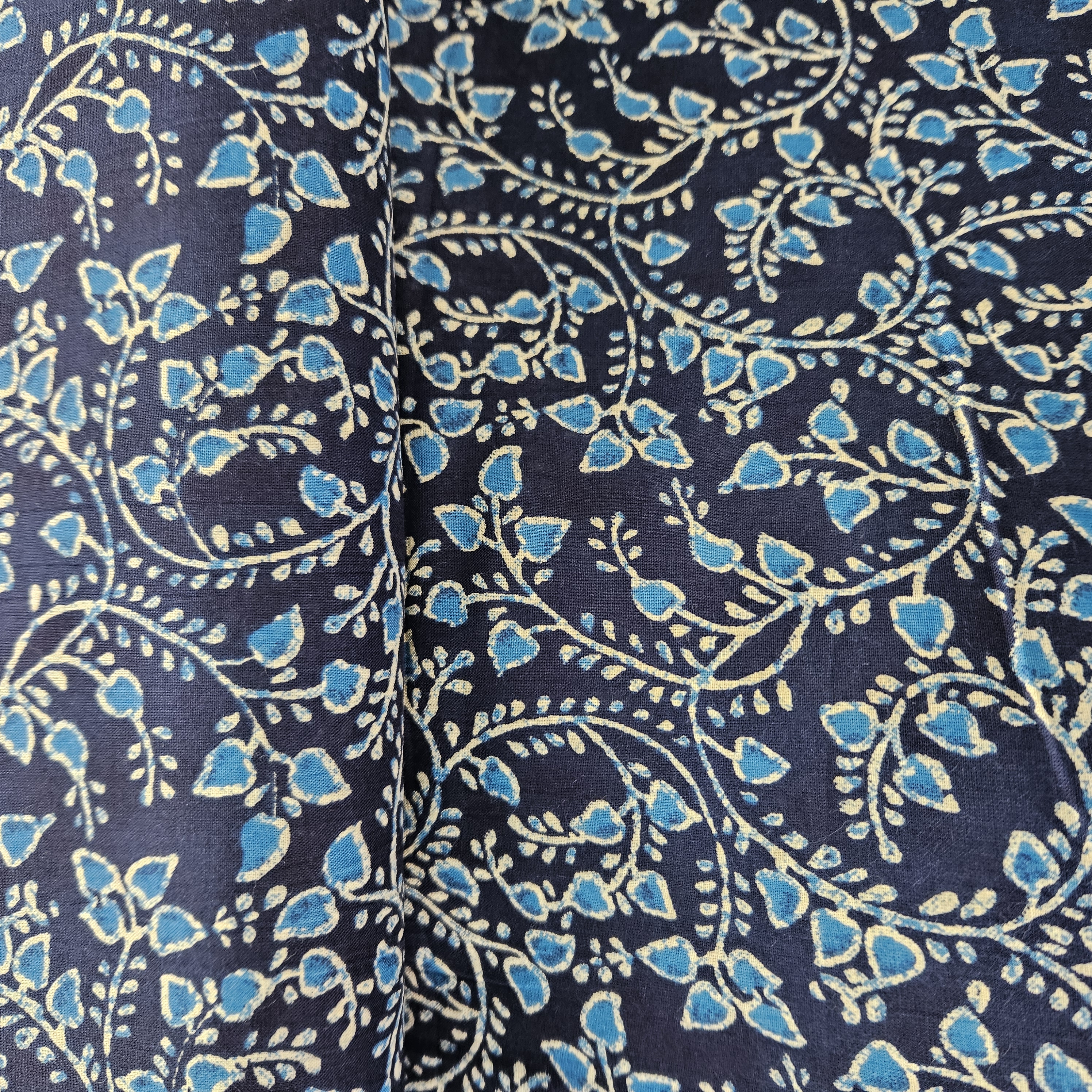 Batik   met mooi   gewerkt motief   Art  N 23351-006