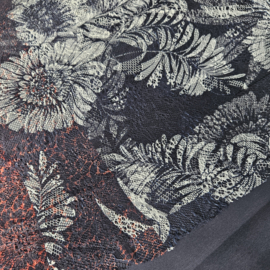 Mooi donkerblauw gewerkt kant