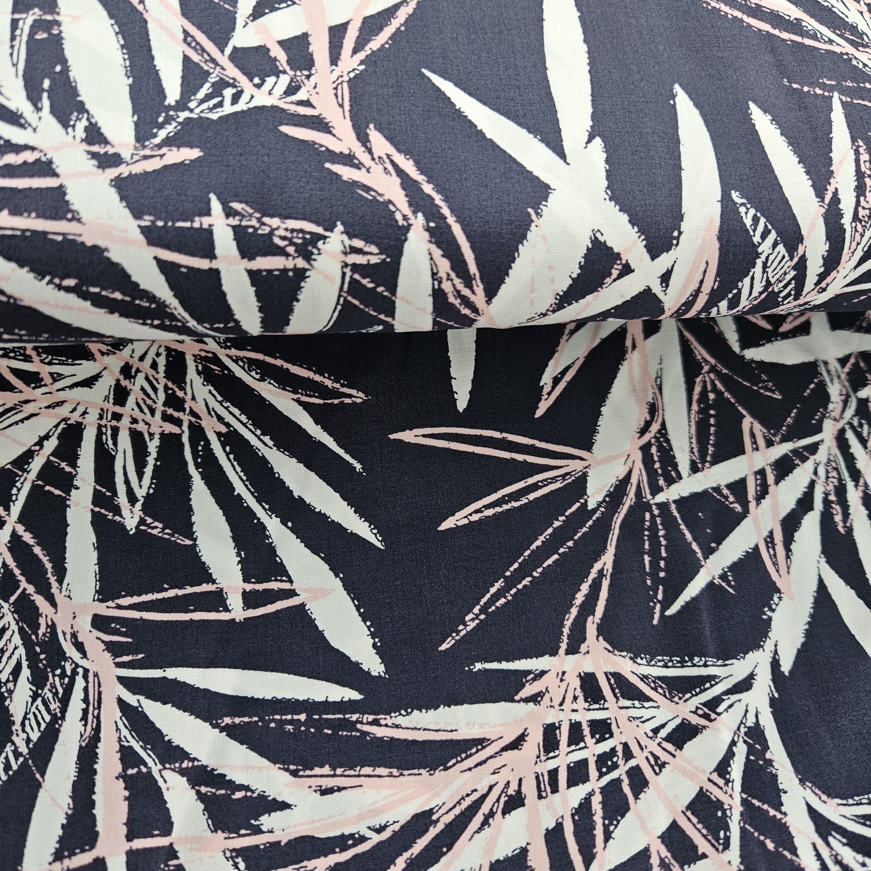 Viscose met  donkerblauw   gewerkt motief   Art  N 23316-008