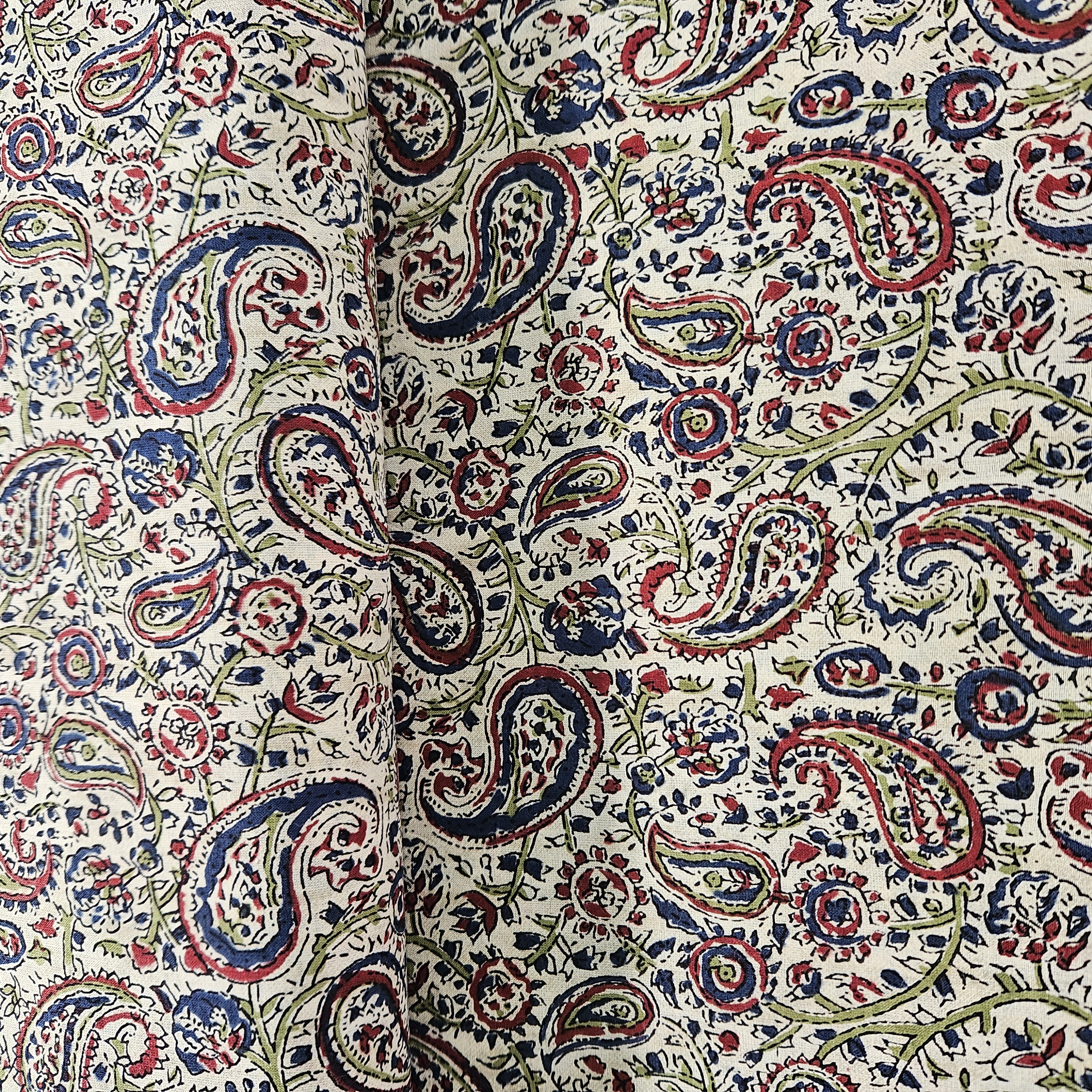 Batik   met mooi  paisly  gewerkt motief   Art  N 23358-052