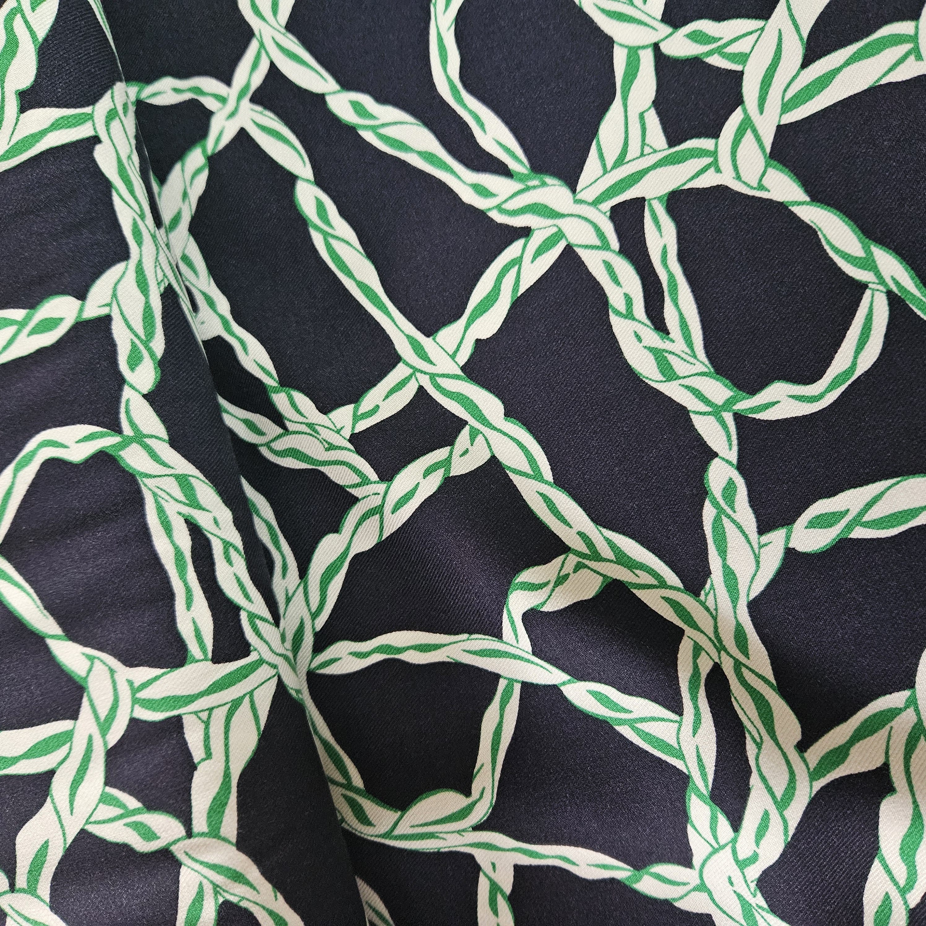 Viscose  twill  met  donkerblauw   gewerkt motief   Art  N23052-008