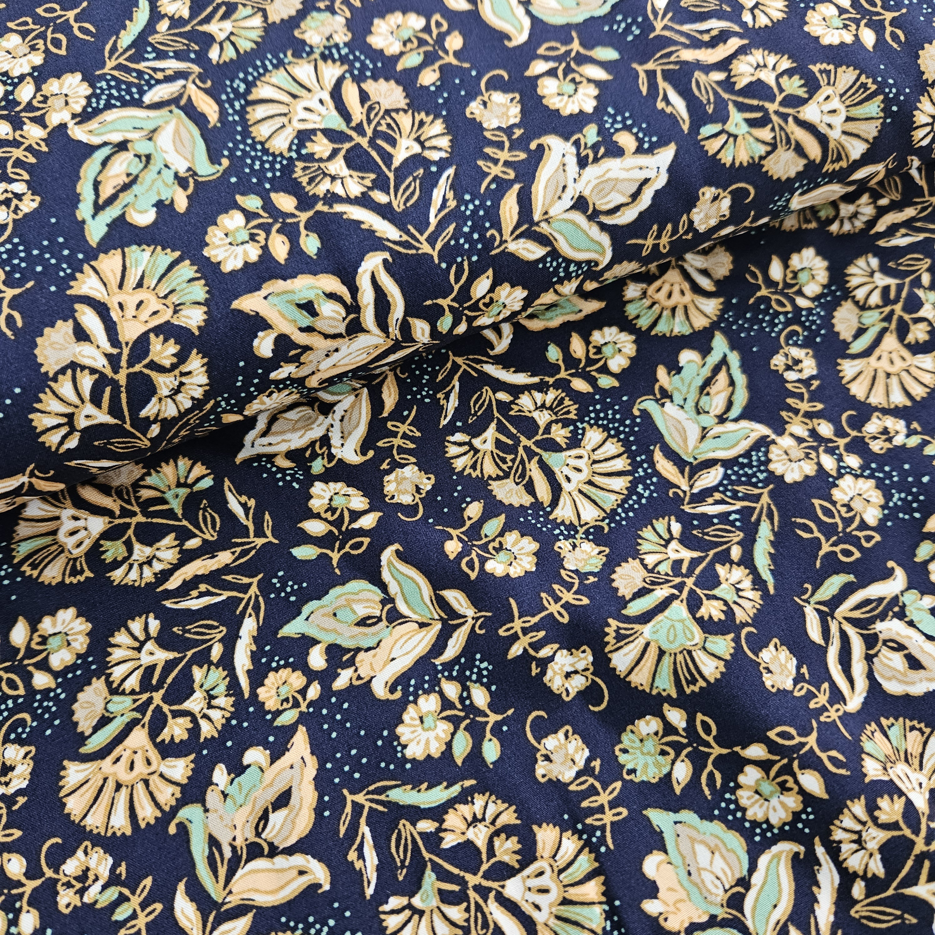 Viscose  donkerblauw met mooi   gewerkt motief   Art  N 23323-008