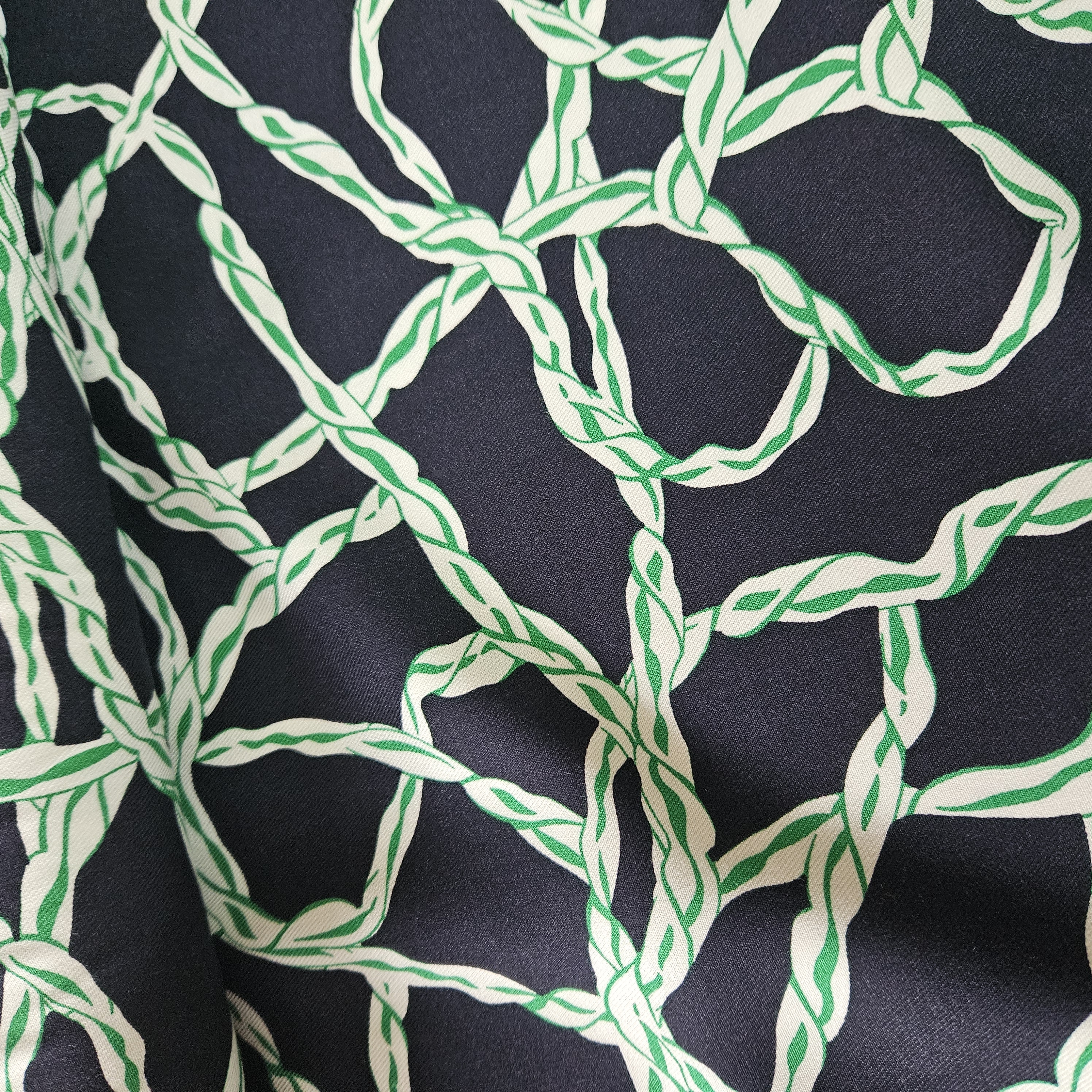 Viscose  twill  met  donkerblauw   gewerkt motief   Art  N23052-008