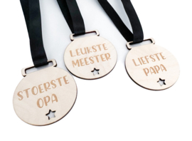Houten medaille voor de meester