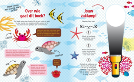 Zaklampboek In het water