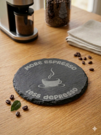 Leisteen onderzetter More Espresso, Less Depresso