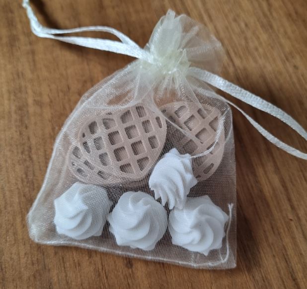 Wafeltjes + slagroom toefje (4) van 2-3 cm (99682)