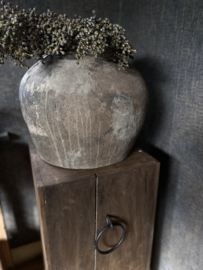Houten zuil met ringen