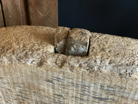 Houten wagenwiel op standaard