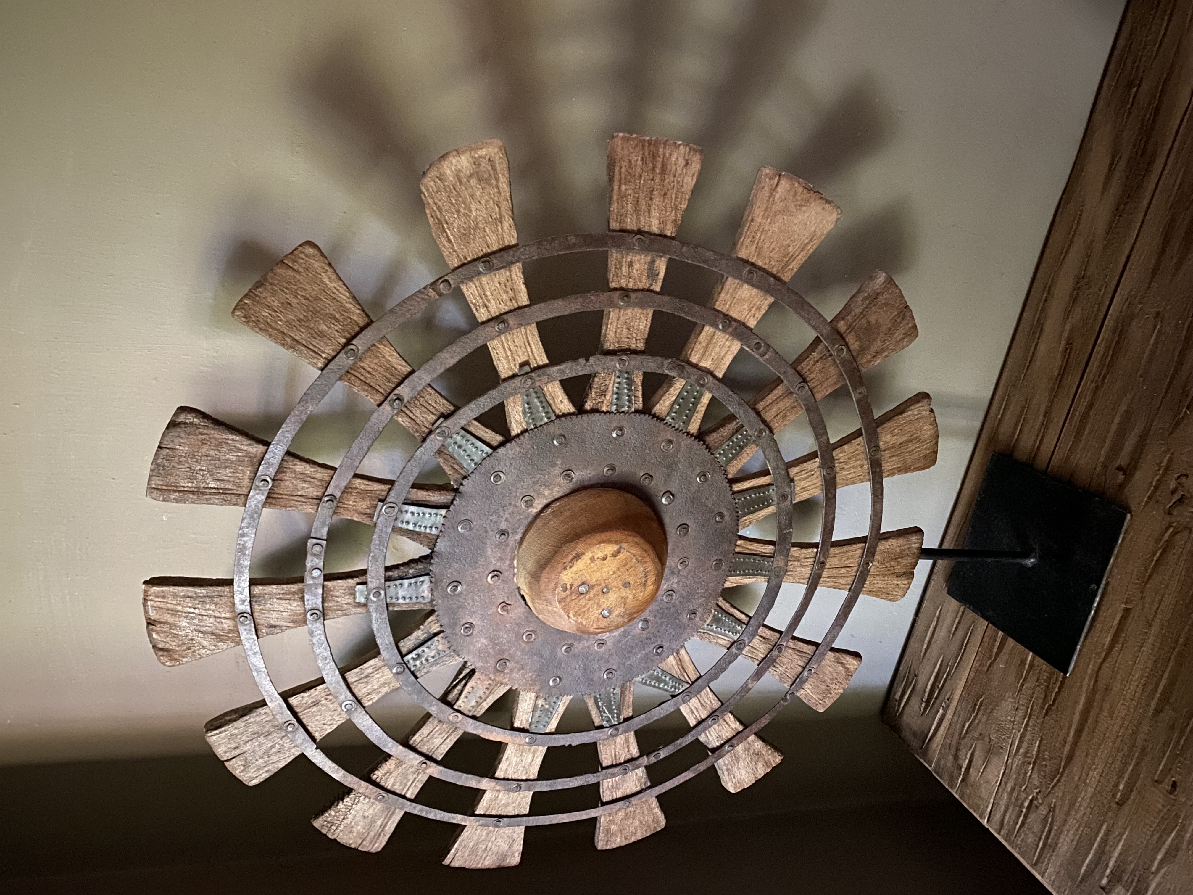 Houten spinnenwiel  op standaard