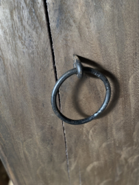 Houten zuil met ringen