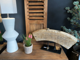 Houten wagenwiel op standaard