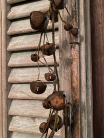 Roestige bellen guirlande