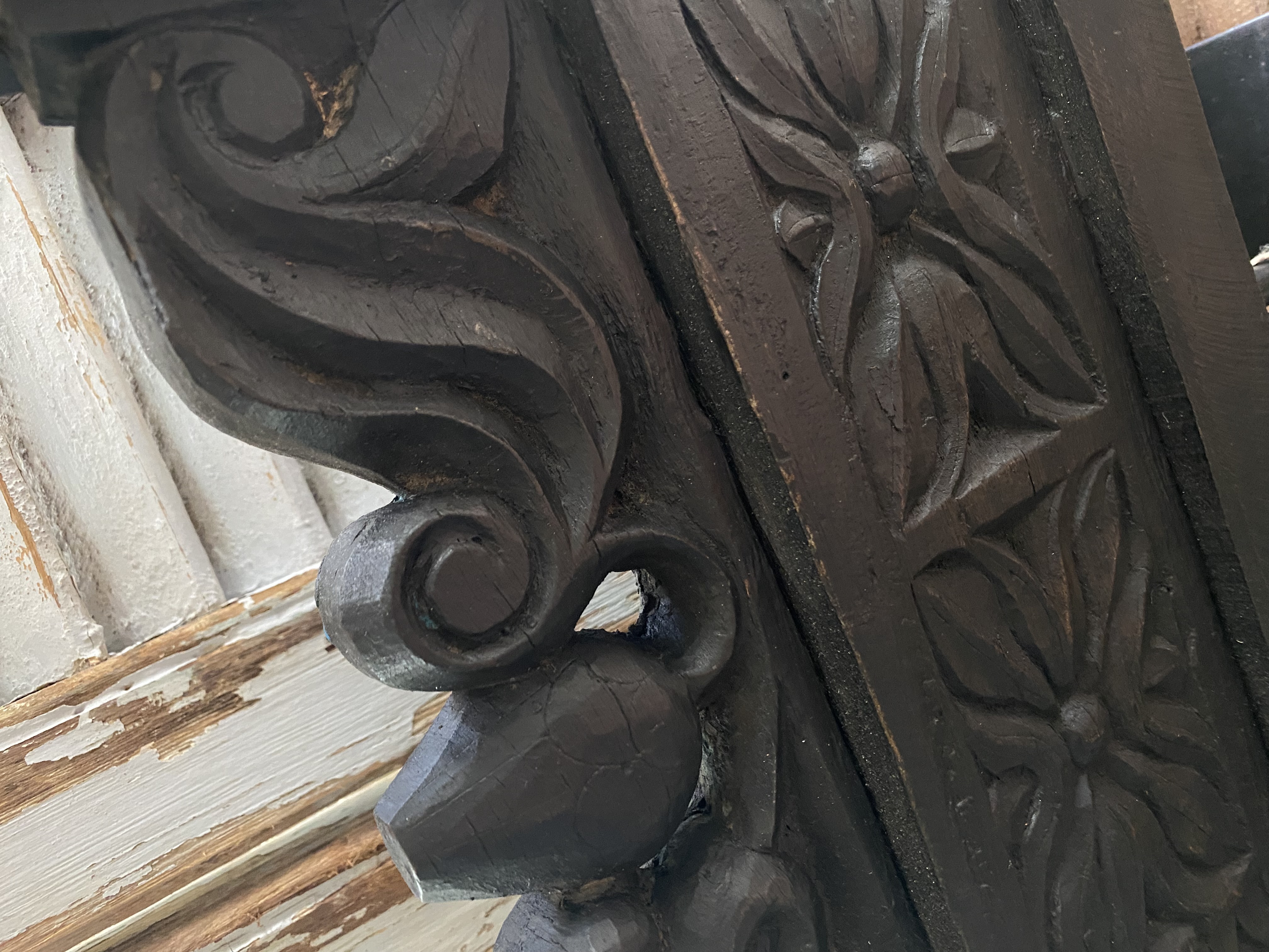 Houten Luksa Ornament op standaard