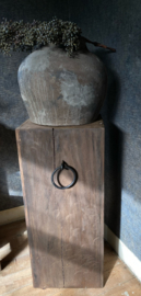 Houten zuil met ringen