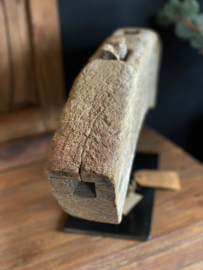 Houten wagenwiel op standaard