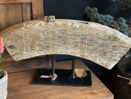 Houten wagenwiel op standaard
