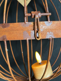 Roestige bal Hangornament