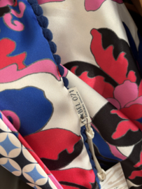 Groot blauw-roze bloem dessin / retro print in blauw-ecru achterkant. Couture sjaal.
