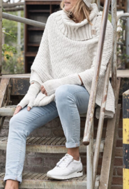 Poncho Nicky van het mooie merk Knit Factory. Wolwit Beige.