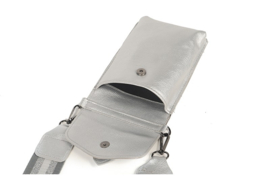 Zilver kleurig telefoon tasje, imitatie leer + gestreepte band.