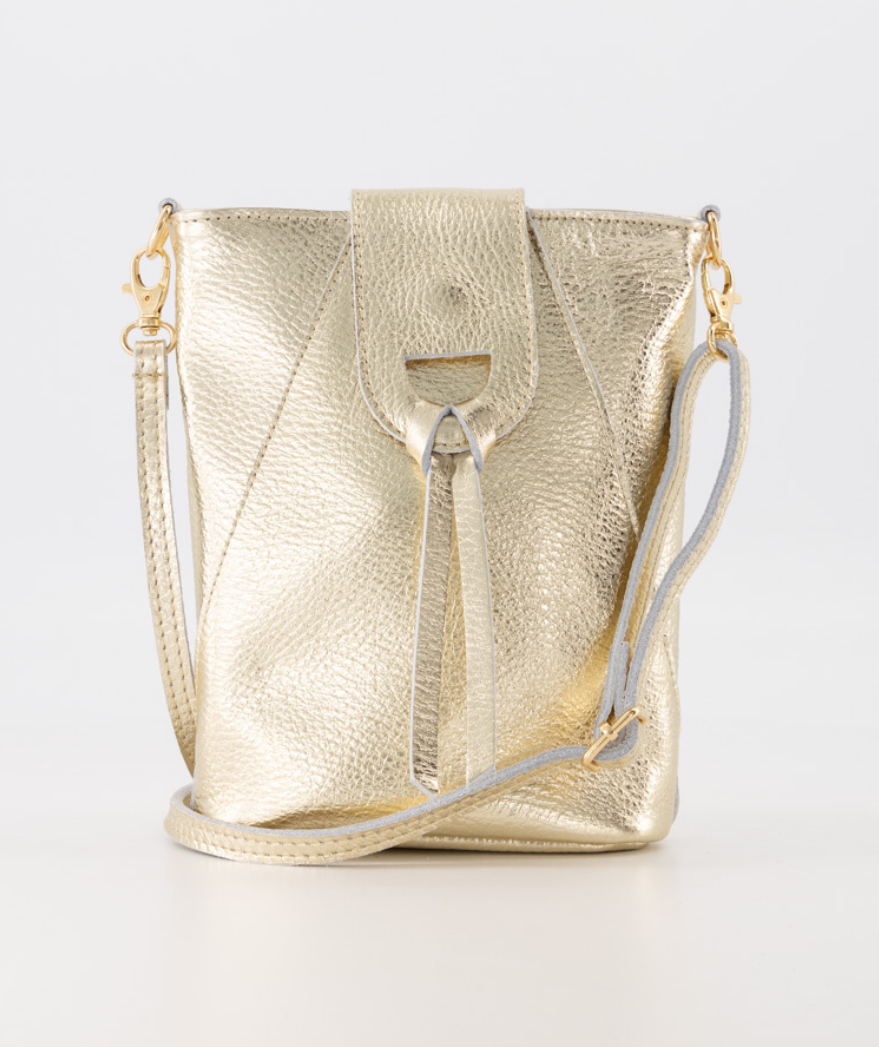 Crossbody kleine tas met knoop klepje. Goud. Echt leer.