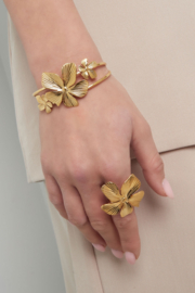 Stainless steel armband, open bangle met bloemen, goudkleurig.