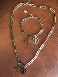 RVS (stainless steel) ketting grove schakel. Bedel “X O” Zilverkleurig.