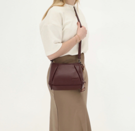 Zebra tas met lange band + bagcharm.Model Sofie. Bordeaux
