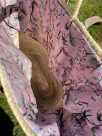 HANDMADE Grote strandtas, beachbag riet. Franje. Oudroze bloemen/vogel afdekstof.