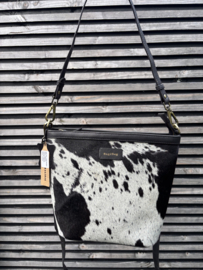 Bag 2 Bag  medium zwarte tas “ Braga “, écht leer + koeienhuid.