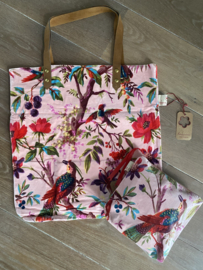 Mooie fluwelen shopper van Imbarro. Licht roze / soft pink. Paradise print.
