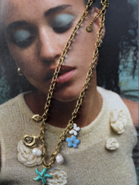 Bedel armband van RVS (stainles steel) Goudkleurig met blauw/turquoise zee bedels en pareltjes.