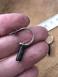 RVS oorbellen (stainless steel), half open creool/steker met zwarte natuursteen hanger. Zilverkleurig.