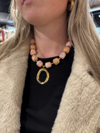 Ketting van 2 kleuren grove kraal met grote hanger van RVS (stainles steel). Goudkleurig. Zalmroze-roze