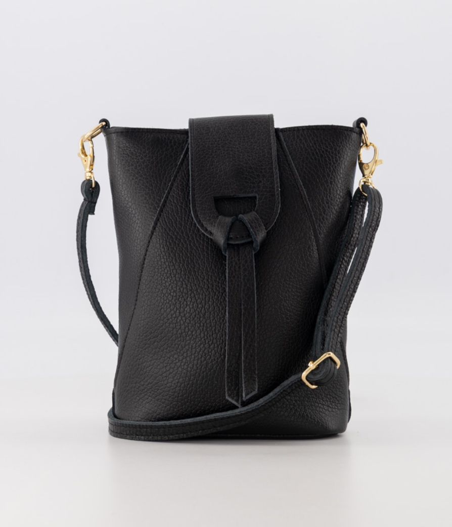 Crossbody kleine tas met knoop klepje. Zwart. Echt leer.