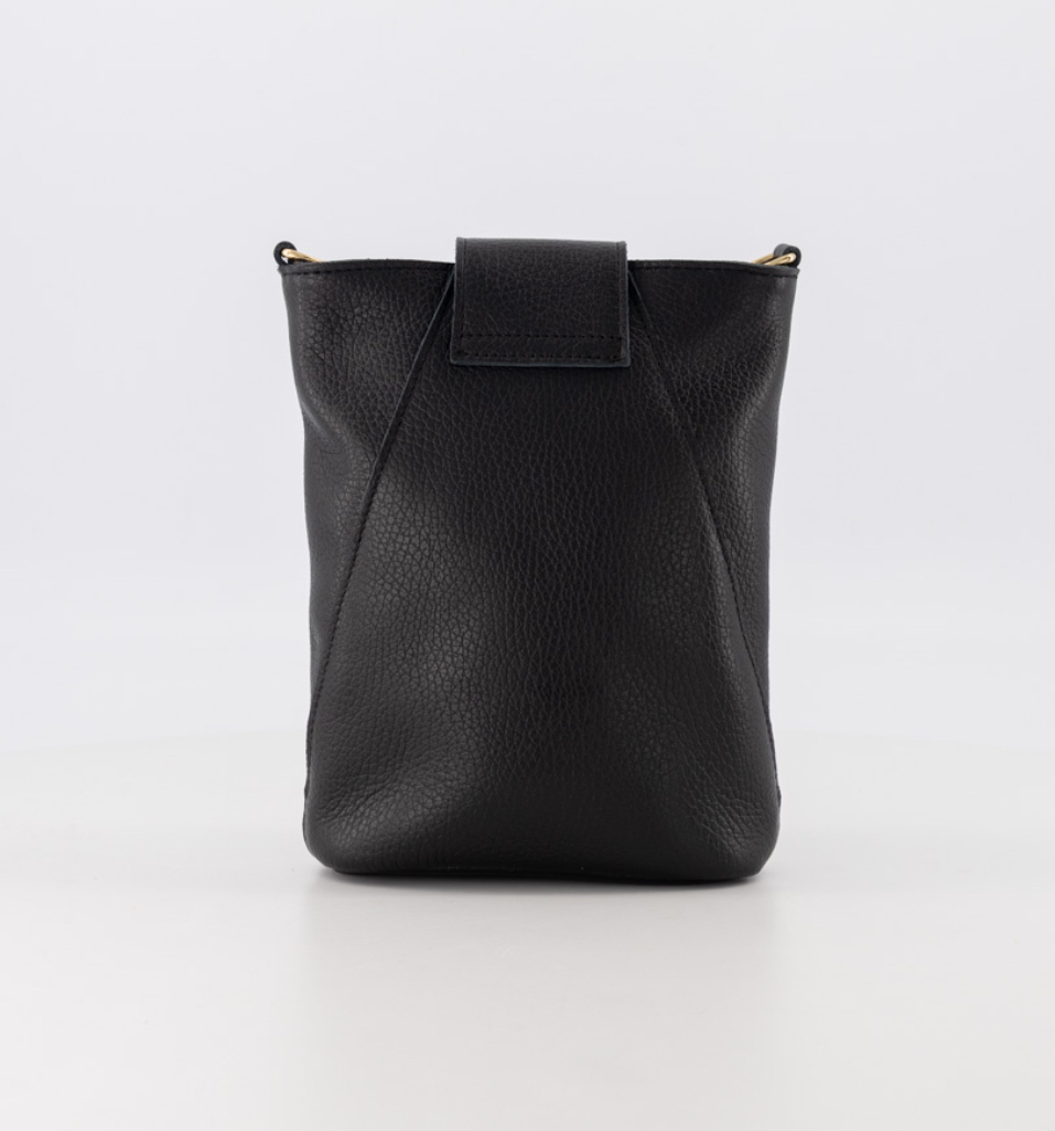 Crossbody kleine tas met knoop klepje. Zwart. Echt leer.