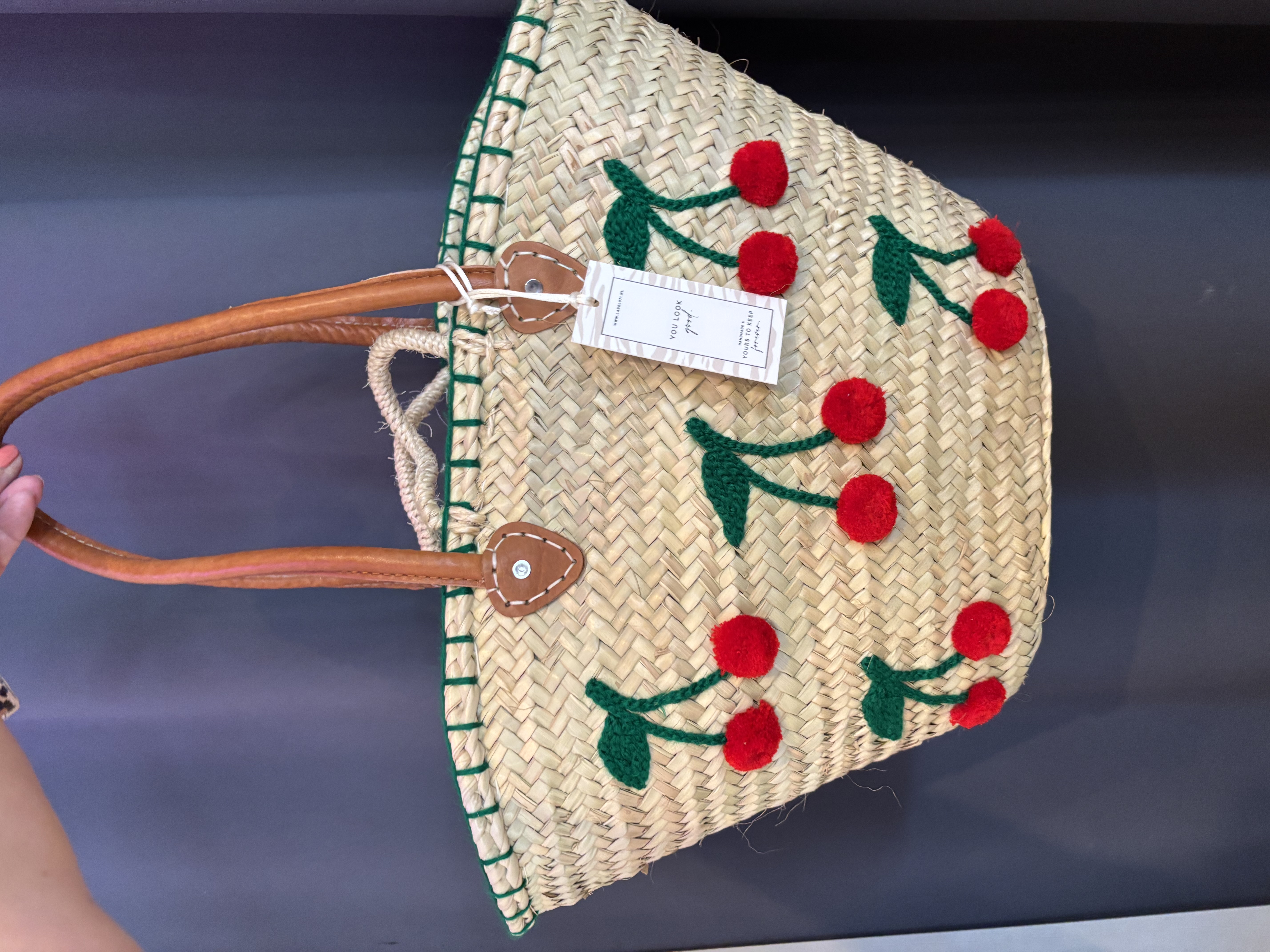 Strandtas, beachbag. Shopper van riet. Met 3D kersen borduur erop.