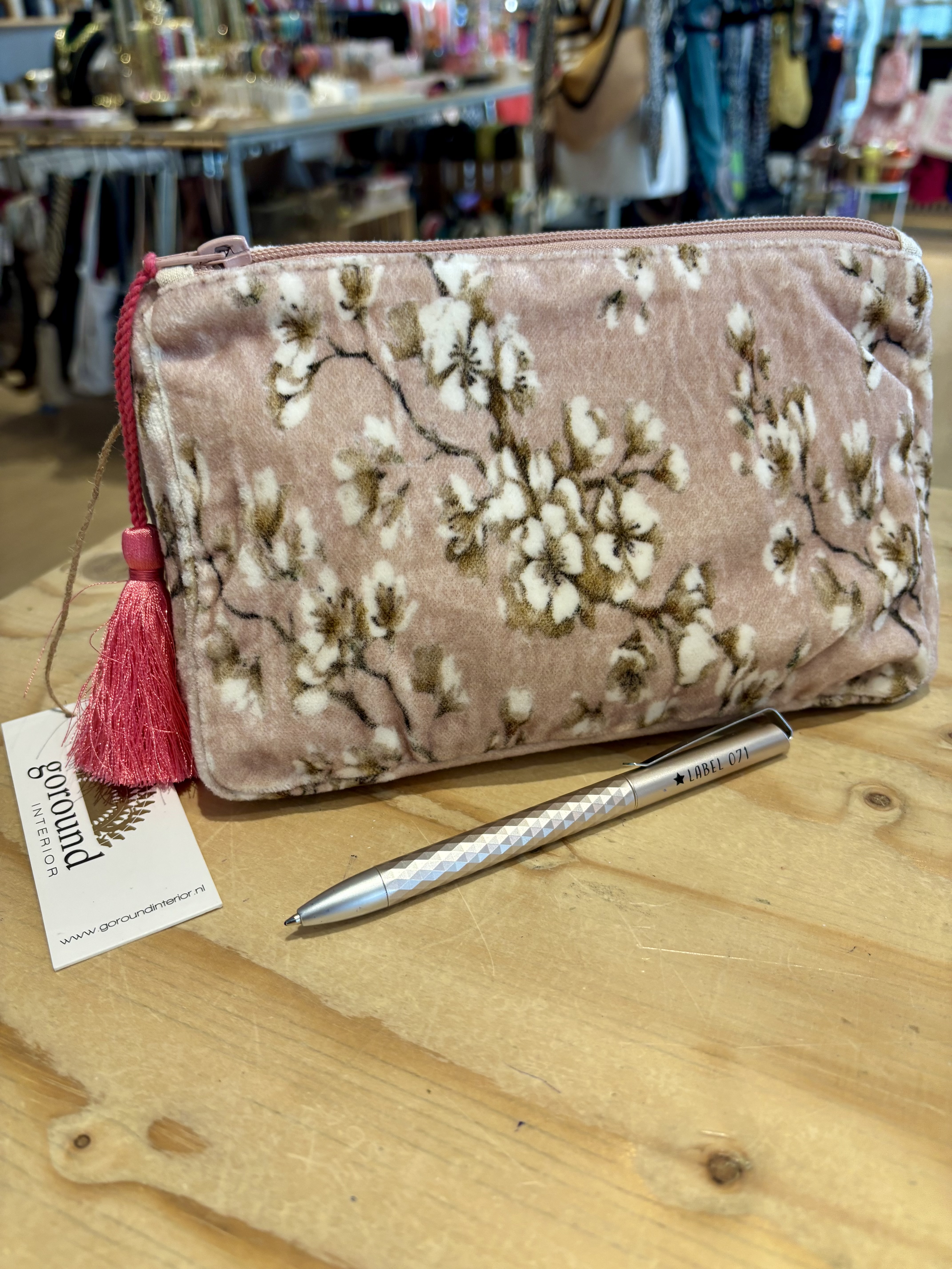 Super zachte velvet toilettas / pennen etui? Oud Roze met bloesem takjes.