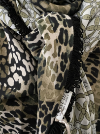 Army green luipaard print  / offwhite grafisch dessin. Couture sjaal