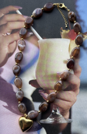 Bruine ketting in grove kraal met grote  hart hanger van RVS (stainles steel) Goudkleurig.