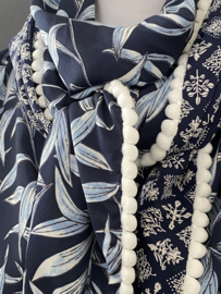 Navy-wit-lichtblauw blaadjes dessin / fancy dessin. Couture sjaal