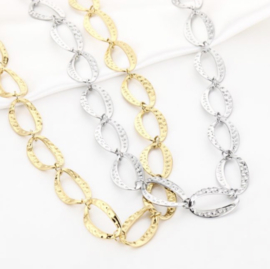 Lange ketting van RVS (stainless steel).Ovale bewerkte schakel. Goudkleurig.