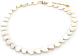 Mooie ketting van parelmoer hartjes + gouden kraaltjes.