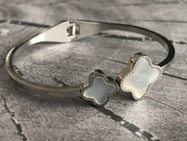 RVS (stainless steel) bangle Klik-armband. Ingelegd met echt parelmoer. Zilverkleurig.