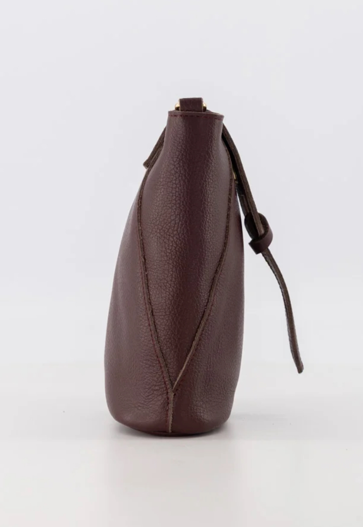 Crossbody kleine tas met knoop klepje. Bordeaux. Echt leer.