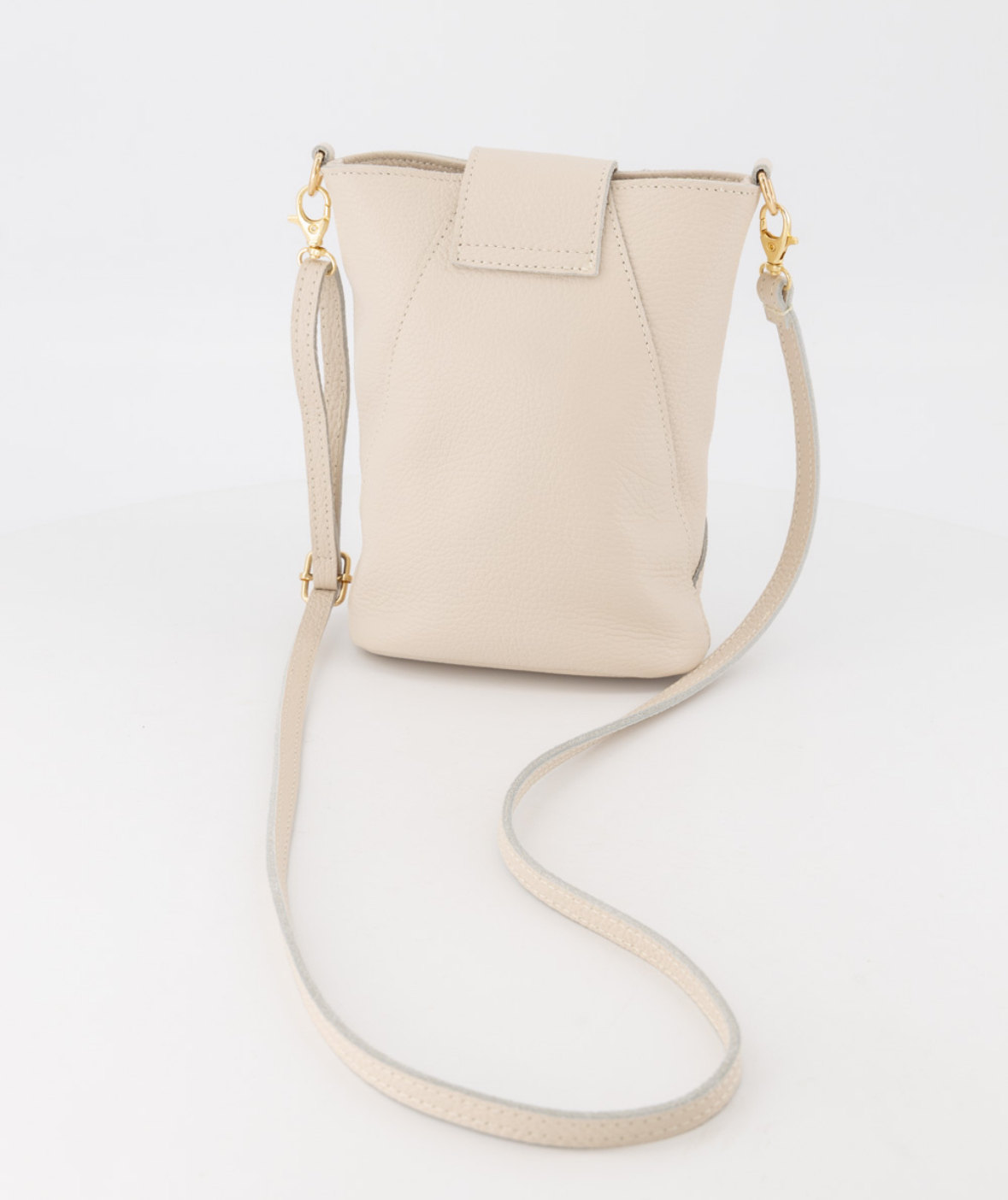 Crossbody kleine tas met knoop klepje. Licht beige / crème. Echt leer.