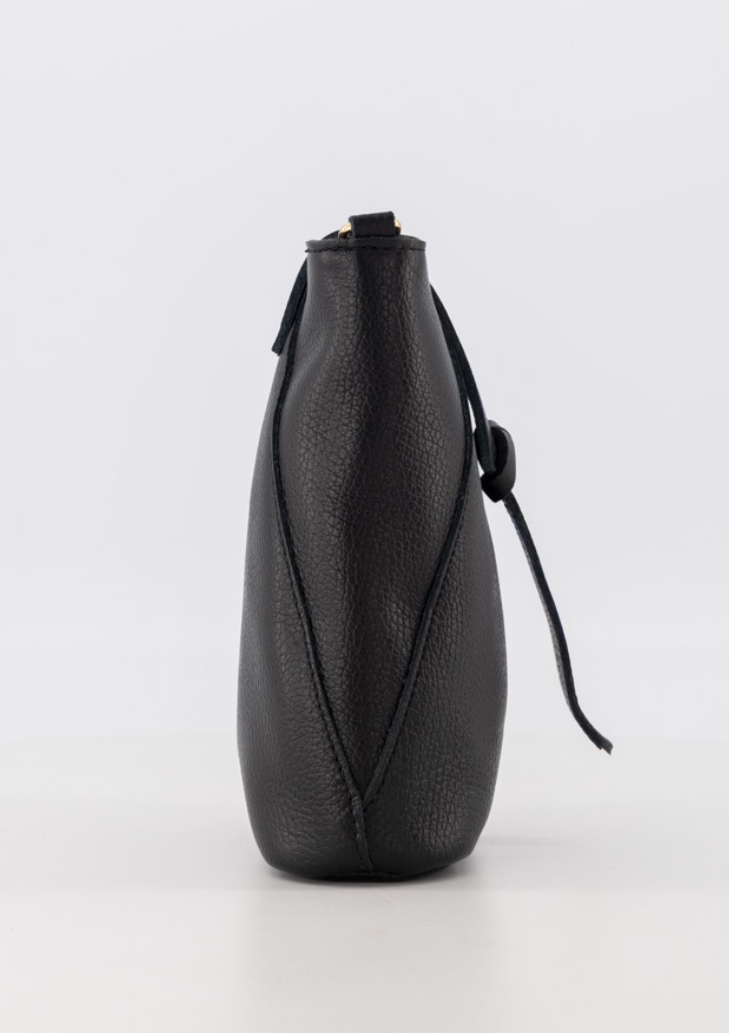 Crossbody kleine tas met knoop klepje. Zwart. Echt leer.