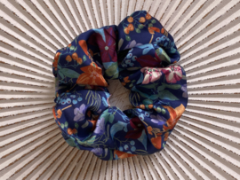 Scrunchie dunne zomerstof, blauw gebloemd