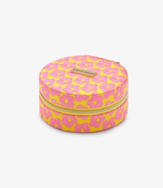 Sieradendoosje rond van Biba.  Kleur roze-geel met bloemetje
